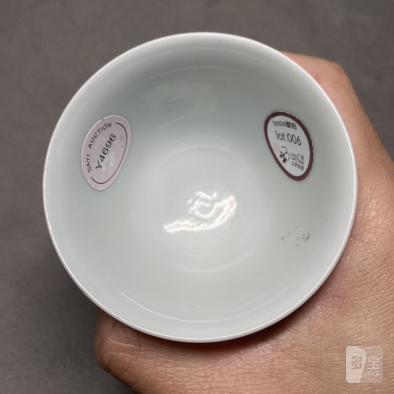 清雍正 御製珐琅彩胭脂红地开光矾红淡描折枝花卉纹杯 - 图14